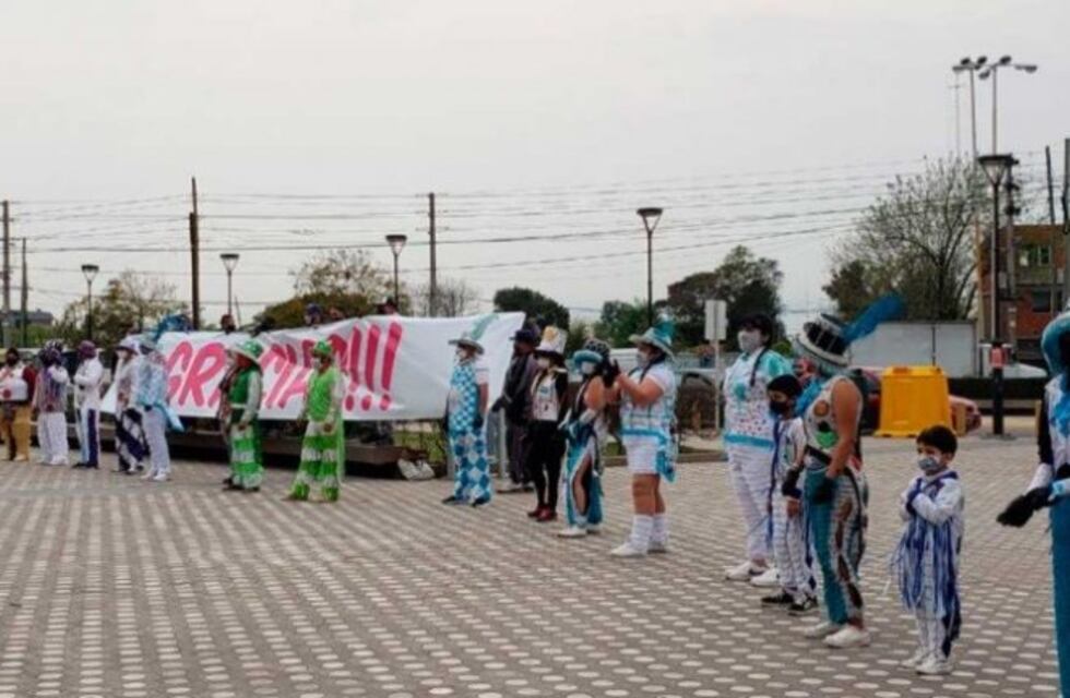 Malvinas Argentinas: un grupo de murgas realizaron un abrazo simbólico al Hospital de Trauma