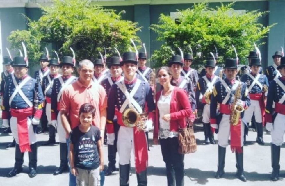 Trabajaba de recolector de residuos para financiar sus estudios y hoy toca en una banda histórica del Ejército