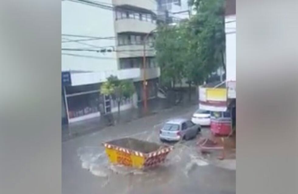 Insólito: un contenedor chocó contra un auto en plena tormenta en Carlos Paz