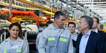 BAS03. BUENOS AIRES (ARGENTINA), 16/03/2027.- Fotografu00eda cedida por la Presidencia de Argentina, del presidente argentino, Mauricio Macri (d), acompau00f1ado de algunos trabajadores de PSA durante la reapertura de una planta del grupo automovilu00edstico francu00e9s PSA (Citrou00ebn, Peugeot y DS) hoy, jueves 16 de marzo de 2017, en Buenos Aires (Argentina). Macri afirmu00f3 que las empresas extranjeras estu00e1n demostrando