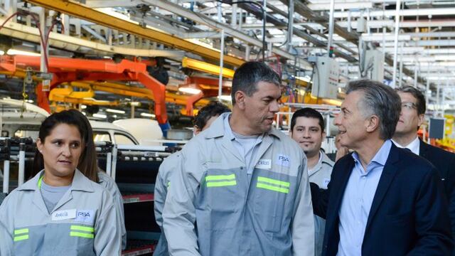 BAS03. BUENOS AIRES (ARGENTINA), 16/03/2027.- Fotografu00eda cedida por la Presidencia de Argentina, del presidente argentino, Mauricio Macri (d), acompau00f1ado de algunos trabajadores de PSA durante la reapertura de una planta del grupo automovilu00edstico francu00e9s PSA (Citrou00ebn, Peugeot y DS) hoy, jueves 16 de marzo de 2017, en Buenos Aires (Argentina). Macri afirmu00f3 que las empresas extranjeras estu00e1n demostrando