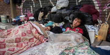 Personas en situación de calle en la Terminal de Mendoza\u002E (Foto: Ignacio Blanco/ Los Andes)