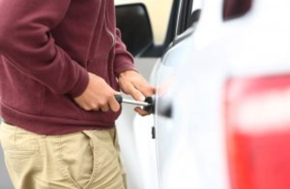Una pareja fue detenida mientras intentaba robarse un auto en pleno centro