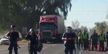 Gendarmería Nacional intenta restablecer el orden sobre la ruta 40, San Carlos de Mendoza\u002E Manifestantes contra el fracking en Malargüe, cortaron la ruta y no dejaron pasar los camiones\u002E\u002E