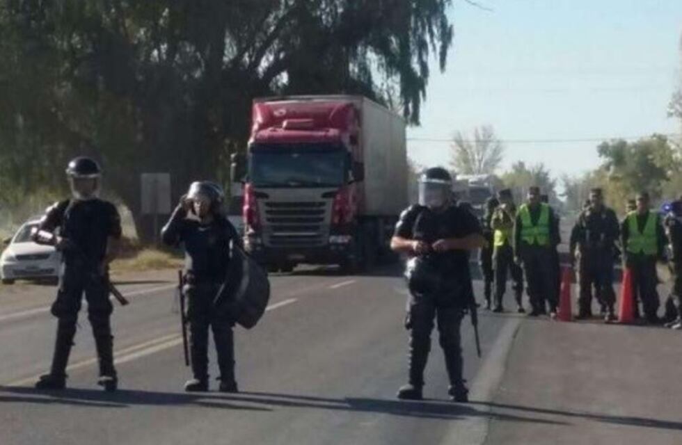 Tensión en la ruta 40 de Mendoza entre manifestantes y Gendarmería