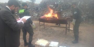 Gendarmería realizó quema de drogas en el basurero municipal