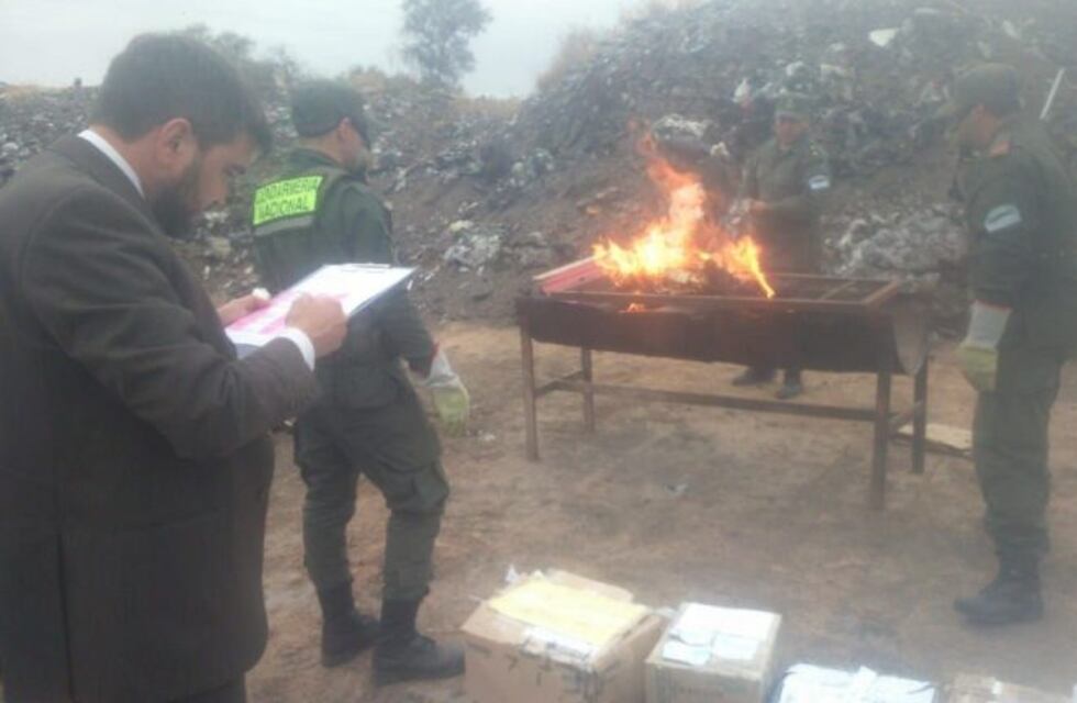 Gendarmería realizó quema de drogas en el basurero municipal