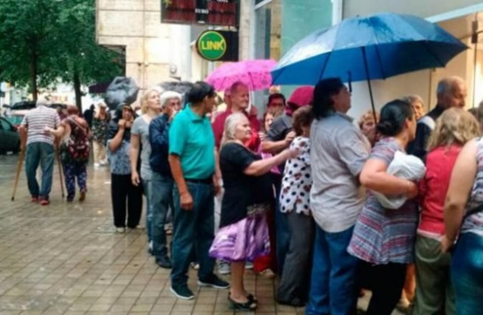 Bajo la lluvia, largas colas en los bancos antes de las asambleas