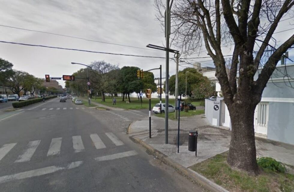 Esperaba el colectivo cerca del Parque de la Independencia y la atacaron con un martillo