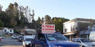 Manifestación en Villa Giardino en contra del cierre del camino Altos de San Pedro\u002E (Foto: gentileza La Estafeta Online)\u002E
