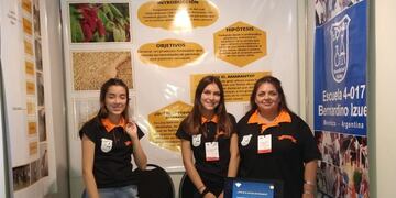 Alumnas de la escuela Izuel en Villa Atuel