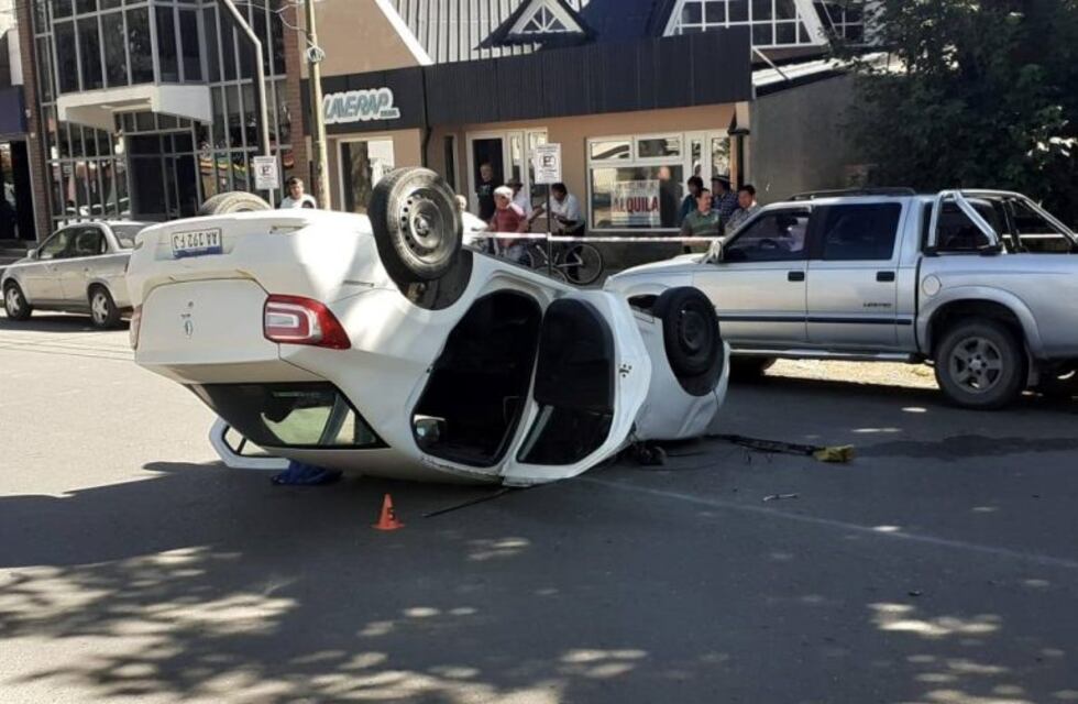 Choque y vuelco en pleno centro de Esquel