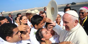 Jóvenes reciben al papa Francisco en el aeropuerto de Trujillo (Peru) el 20/01/2019\u002E En Trujillo, el papa oficiará una misa en la explanada de la playa Huanchaco, junto al océano Pacífico, ante una asistencia esperada de cientos de miles de personas\u002E (Vinculado a la cobertura de dpa del día)\u002E Foto: Juan Carlos Guzmán/Agentur Andina/dpa +++ dpa-fotografia +++