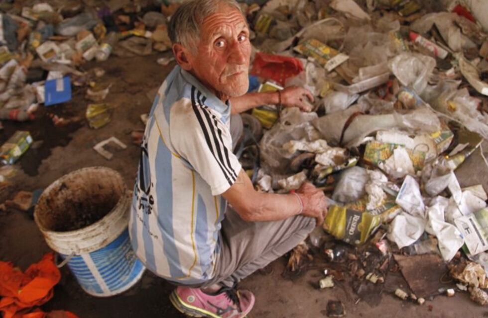 San Juan: una ex estación de servicio se convirtió en refugio de indigentes