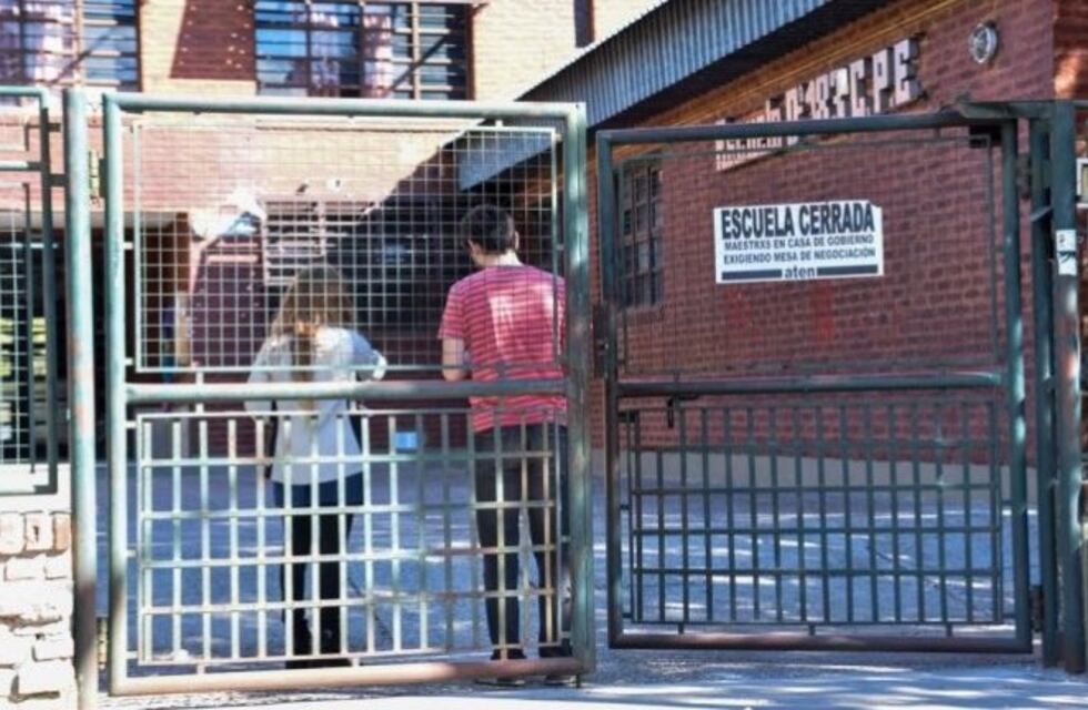 Marcha en Neuquén contra la represión de docentes en Chubut