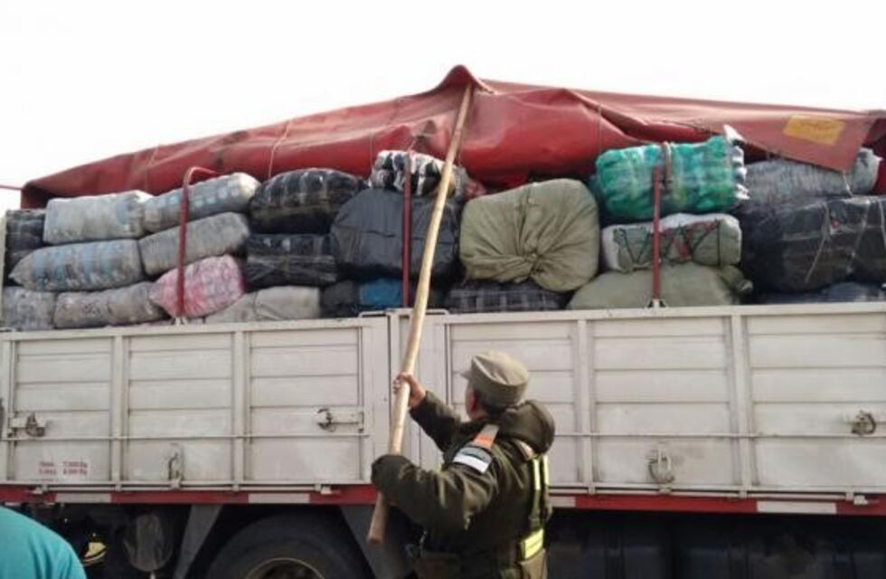 En Lavalle decomisaron zapatillas y pantalones por un valor de 250 mil pesos