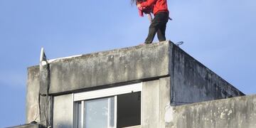 Cu00e9sar Frate mantenu00eda un conflicto con su ex pareja y expuso a la niu00f1a en la terraza ubicada sobre Italia al 900.