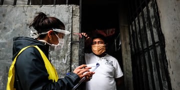 AME7734\u002E BUENOS AIRES (ARGENTINA), 05/05/2020\u002E- Personal de gobierno de la ciudad de Buenos Aires realiza controles en el interior del barrio Villa 31 hoy martes, luego del crecimiento de los casos detectados de COVID-19 en barrios populares de la ciudad de Buenos Aires (Argentina)\u002E EFE/Juan Ignacio Roncoroni