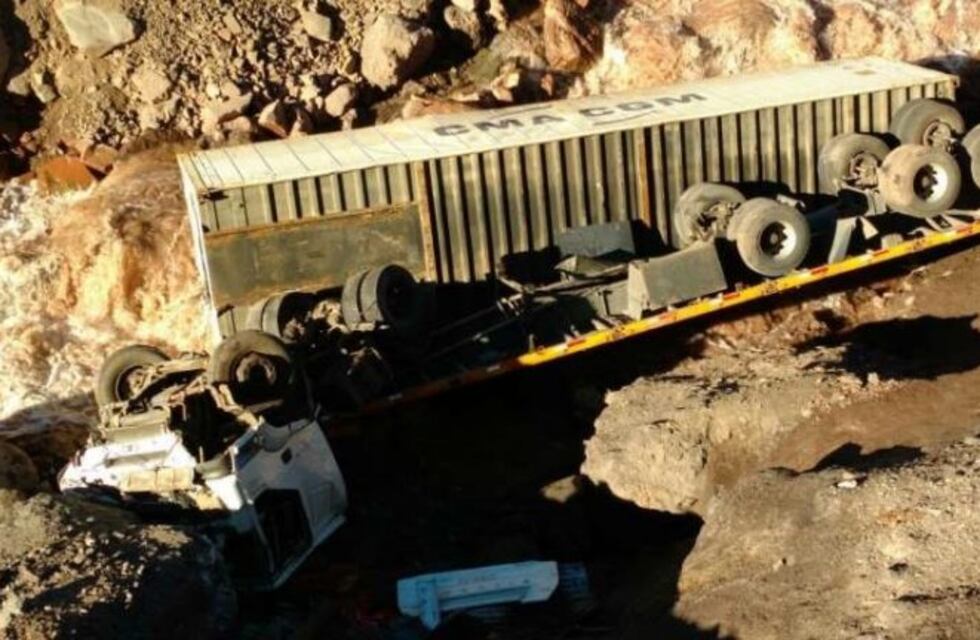 Un camión desbarrancó en la ruta 7