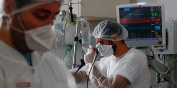 Doctors treat a patient suffering from the coronavirus disease (COVID-19) in the Intensive Care Unit (ICU) at the Robert Ballanger hospital in Aulnay-sous-Bois near Paris during the outbreak of the coronavirus disease in France, October 26, 2020\u002E REUTERS/Gonzalo Fuentes