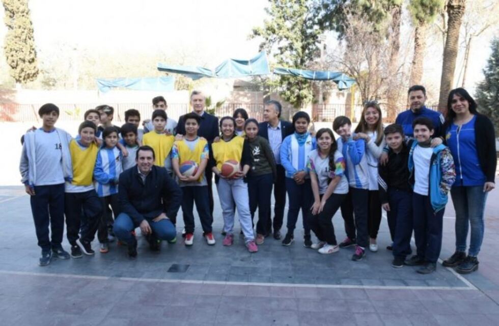 Macri visitó de sorpresa una escuela primaria de Godoy Cruz