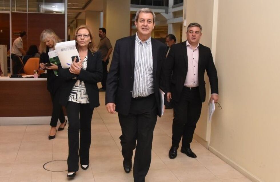 San Juan: analizan dar un bono a estatales en diciembre a cambio de la cláusula gatillo