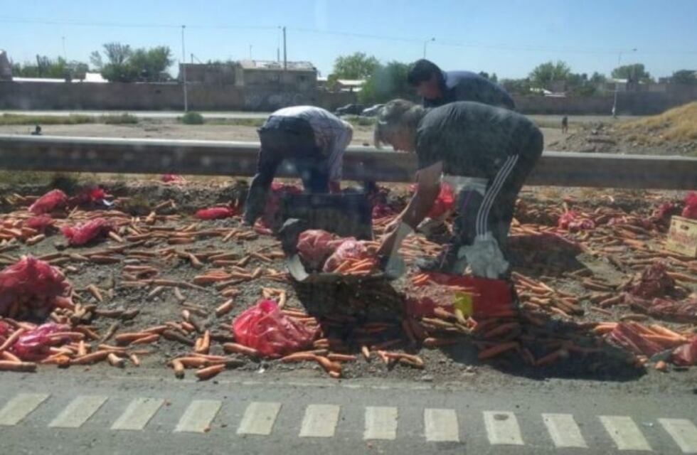 Volcó un camión en el Acceso Este y los vecinos corrieron a levantar las zanahorias caídas