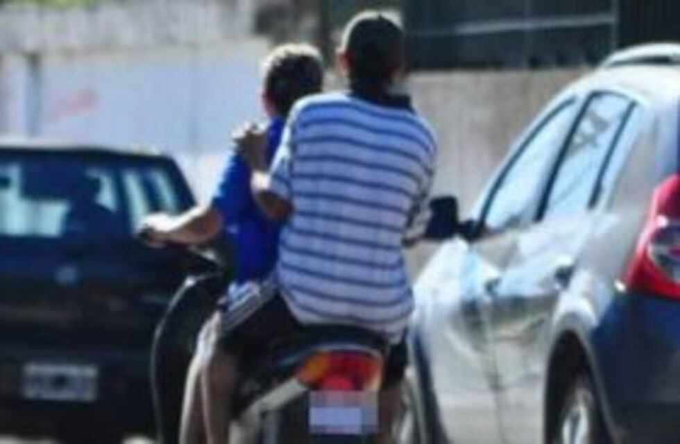 Motochorros golpearon a una mujer para robarle la cartera