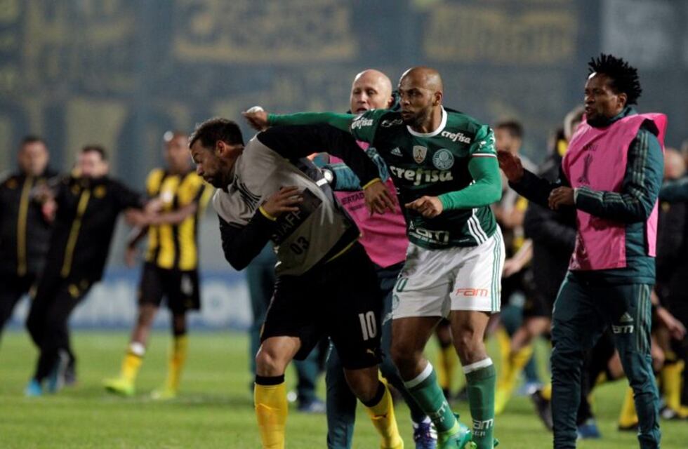 La Conmebol suspendió a Felipe Melo y a tres futbolistas de Peñarol tras el escándalo en Uruguay