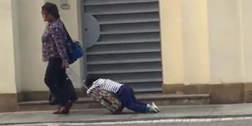 Una mujer fue filmada arrastrando a su hijo dormido por la calle y se volvió viral en las redes sociales