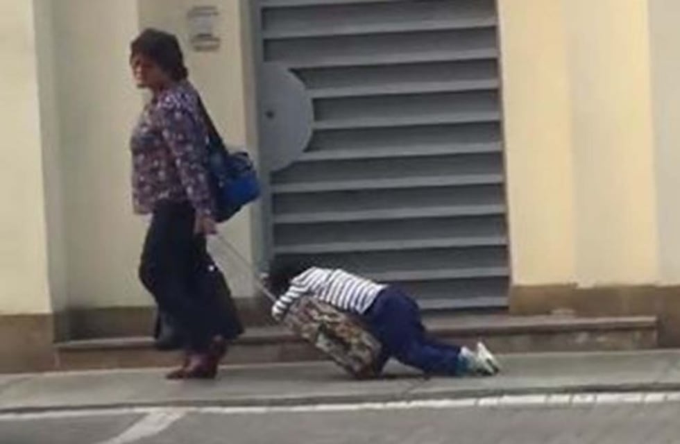 Una mujer fue filmada arrastrando a su hijo dormido por la calle y se volvió viral en las redes sociales