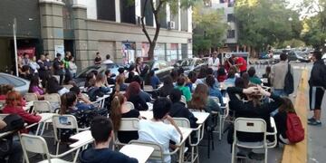 Docentes marplatenses dieron clases públicas para frenar el ajuste en educación