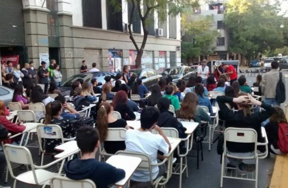 Docentes marplatenses dieron clases públicas para frenar el ajuste en educación
