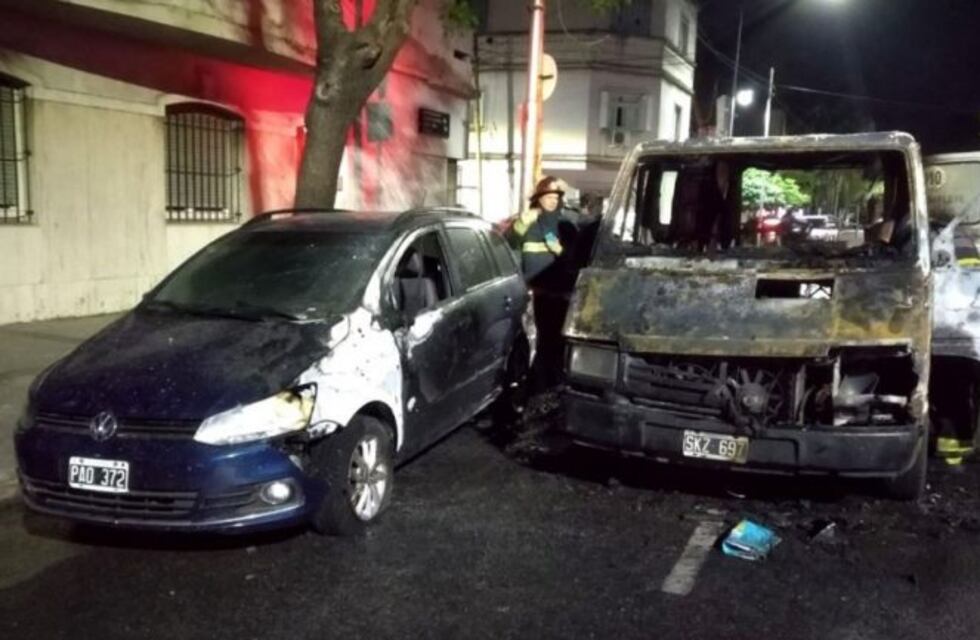 Se prendió fuego una camioneta y quemó el auto de Axel Kicillof