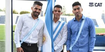 Javier Gandolfi y Juan Ramírez, orgullosos con su título y portando la Enseña Patria\u002E