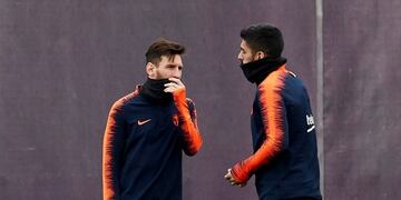 Leo Messi dialoga con Luis Suárez durante una práctica del Barcelona\u002E EFE/Alejandro García