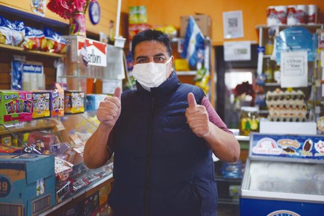 Estuvo al borde de la muerte, sobrevivió y sus vecinos lo recibieron como un héroe