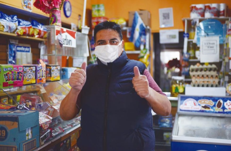 Estuvo al borde de la muerte, sobrevivió y sus vecinos lo recibieron como un héroe