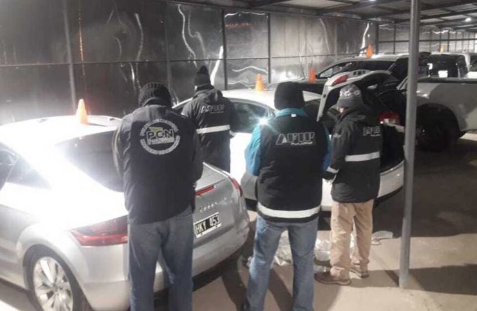 Vendían drogas utilizando una agencia de autos