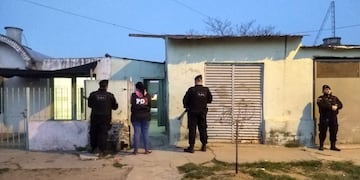 El allanamiento se realizó en Progreso al 200, donde vive la familia del supuesto asesino de Juan Carlos Re (@MinSegSF)