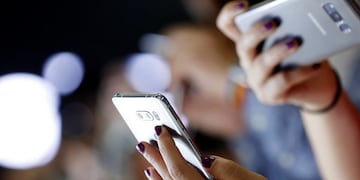 Uno por uno, qué celulares serán compatibles con el servicio gratuito de internet de Starlink en la Argentina (EFE/FELIPE TRUEBA)