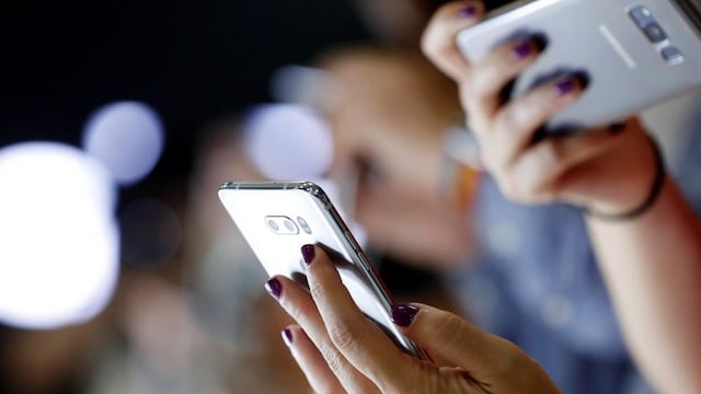 Uno por uno, qué celulares serán compatibles con el servicio gratuito de internet de Starlink en la Argentina (EFE/FELIPE TRUEBA)