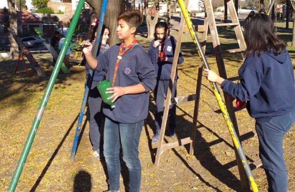 Scout y voluntarios embellecieron la Plaza del barrio Gottling