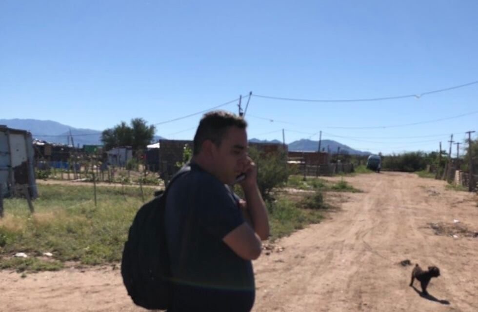 El policía acusado de persecución denunció que lo escracharon en su casa y le rompieron el auto