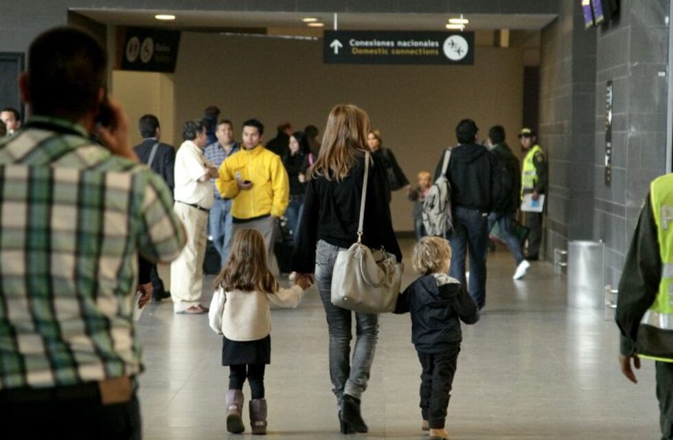 Menores de edad solo podrán viajar con autorización de un escribano