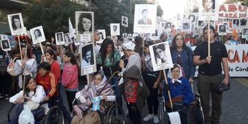 Una multitud por las calles cordobesas, por el Nunca Mas- imagen de archivo