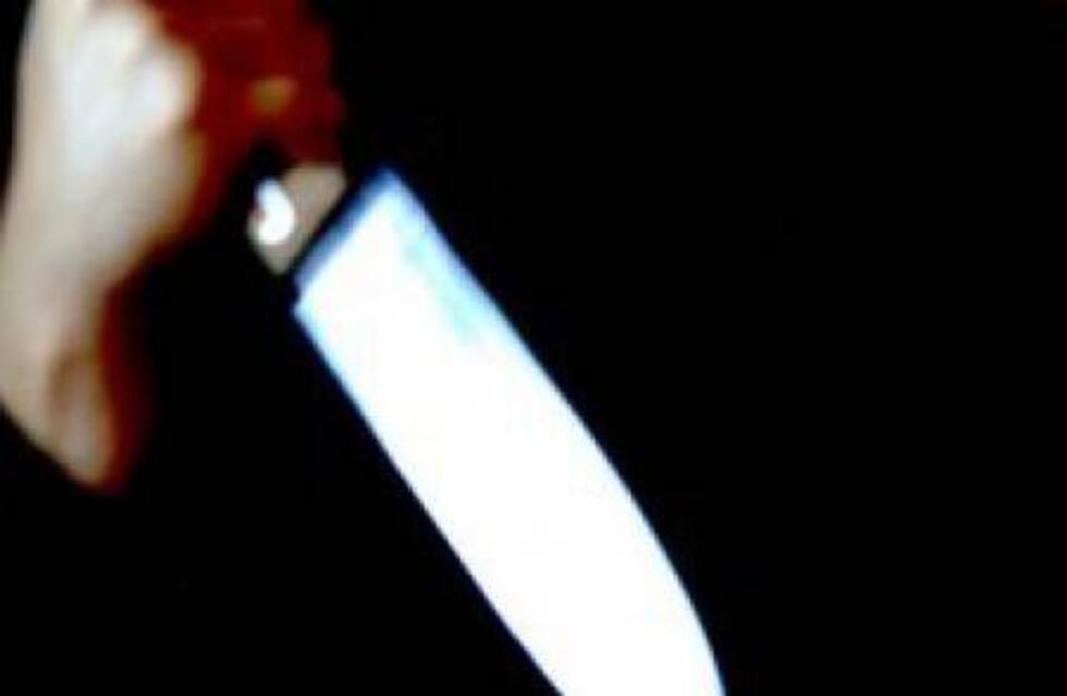 Lo encontró abusando a su hija adolescente y le cortó los genitales con un cuchillo de cocina