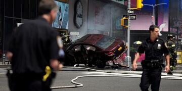 TOPSHOT - Police secure an are near a car after it plunged into pedestrians in Times Square in New York on May 18, 2017. nA speeding car struck pedestrians in New York's Times Square on, killing one person and injuring 12 others in an accident in one of Manhattan's most popular tourists spots, officials said. / AFP PHOTO / Jewel SAMAD