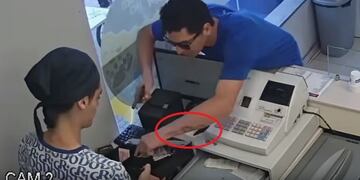 Momento en que el ladrón lleva a cabo el acto delictivo y se ve el tatuajae\u002E