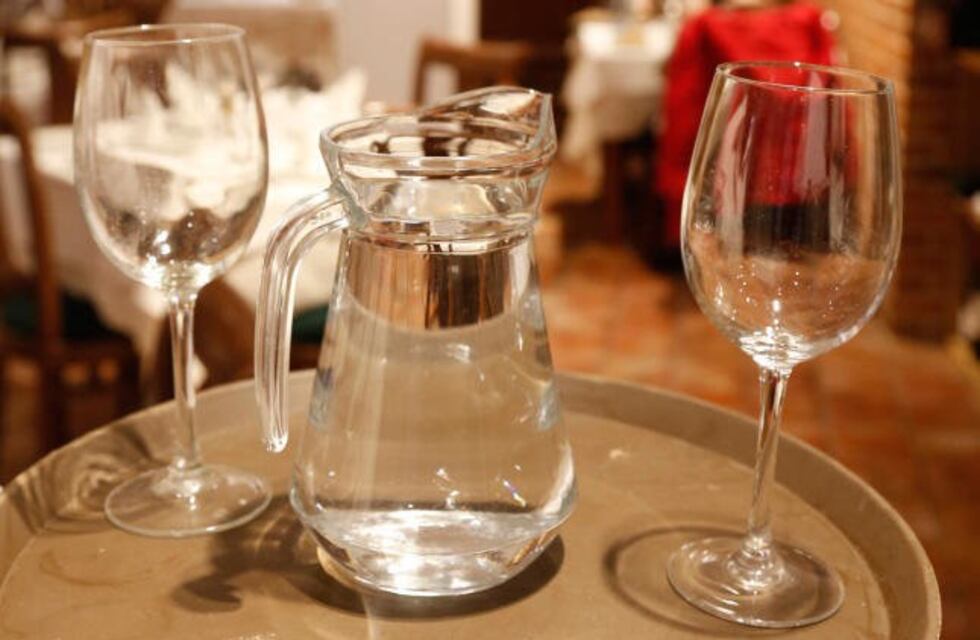 Insisten en que los bares brinden gratis la jarra de agua